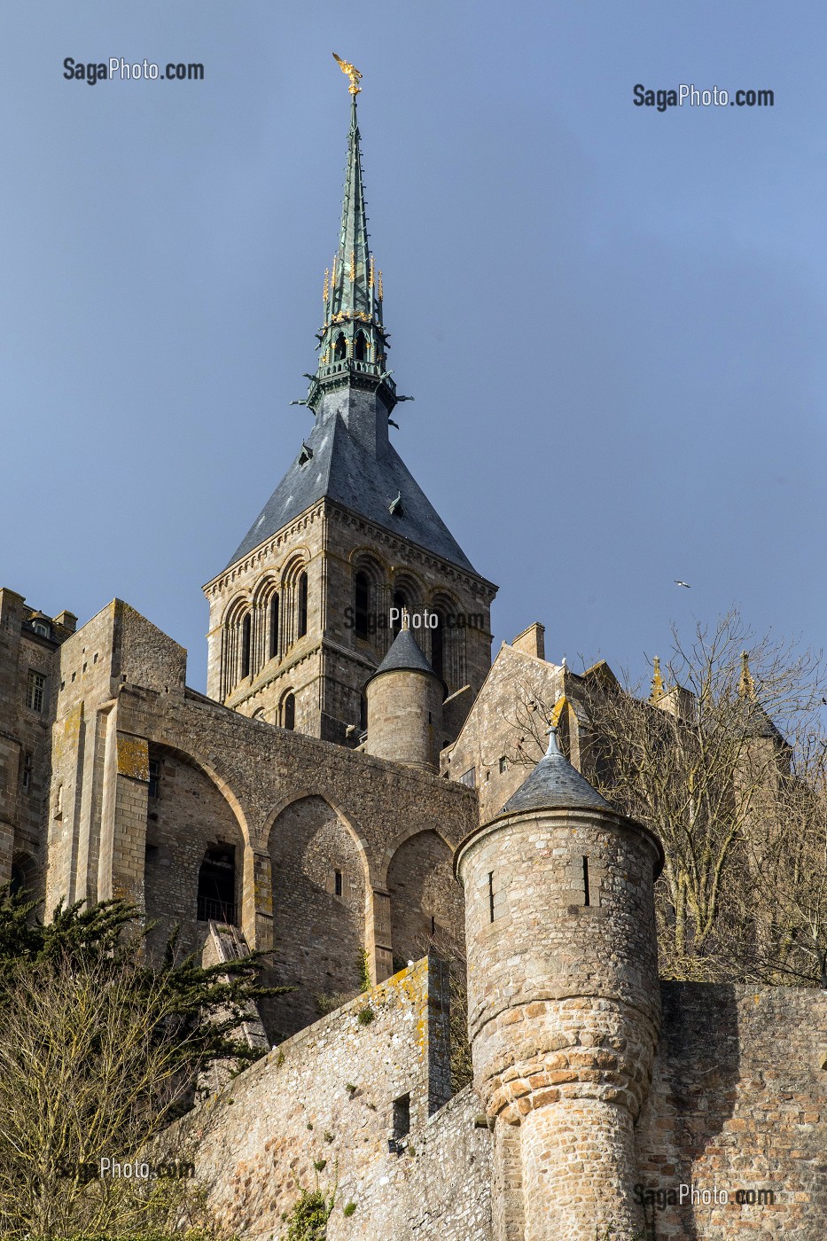 LES REMPARTS ET LE CLOCHER DE L'ABBAYE DU MONT-SAINT-MICHEL (50), FRANCE 