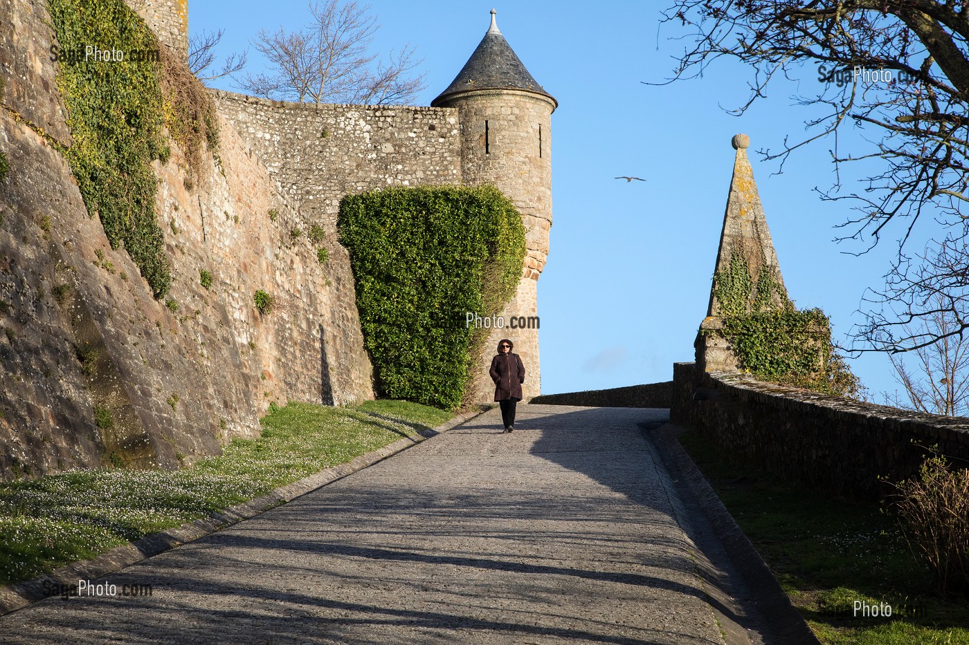 CHEMIN DE RONDE POUR ACCEDER A L'ABBAYE DU MONT-SAINT-MICHEL (50), FRANCE 