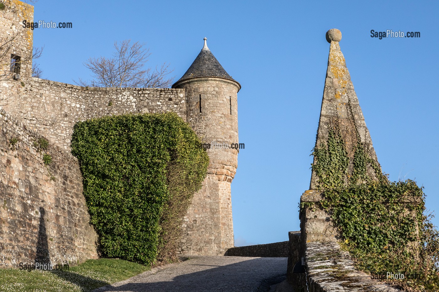 CHEMIN DE RONDE POUR ACCEDER A L'ABBAYE DU MONT-SAINT-MICHEL (50), FRANCE 