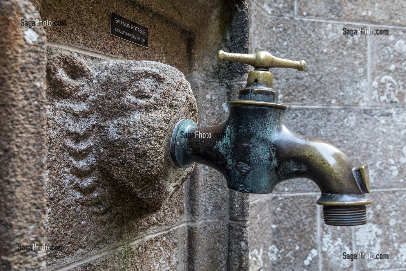 ROBINET DE LA FONTAINE DE L'ABBAYE DU MONT-SAINT-MICHEL (50), FRANCE 