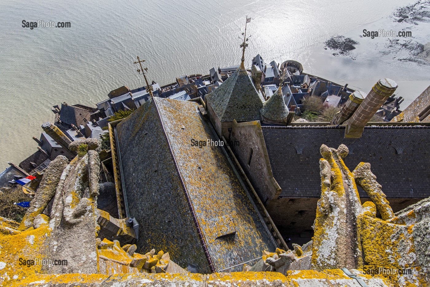 LES GARGOUILLES A L'EXTERIEUR DU CHOEUR GOTHIQUE AVEC LE VILLAGE, ABBAYE DU MONT-SAINT-MICHEL (50), FRANCE 