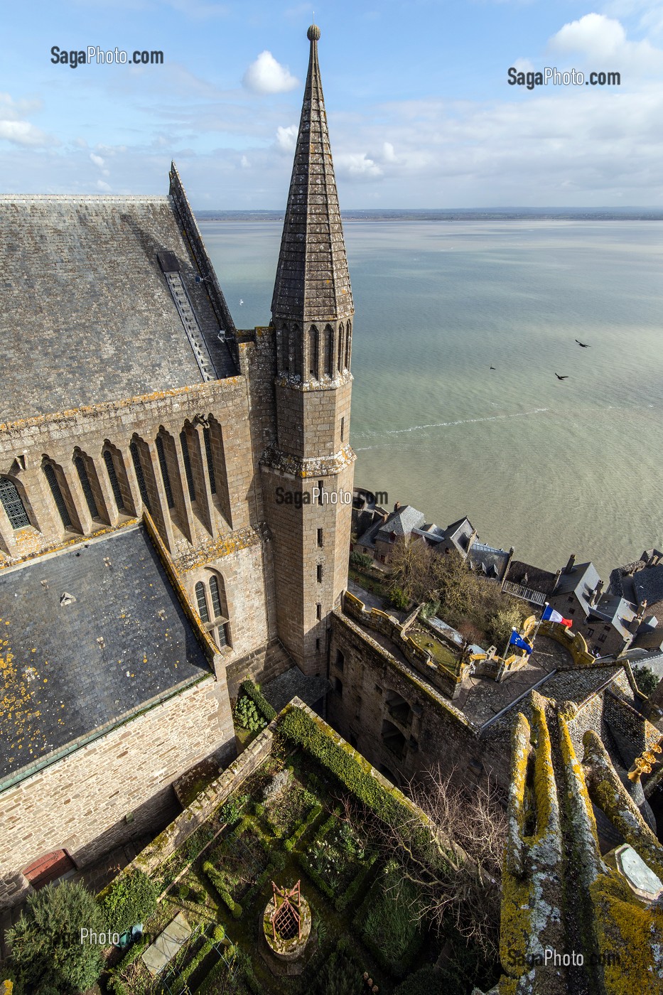 LES GARGOUILLES A L'EXTERIEUR DU CHENEAU DU CHOEUR GOTHIQUE ET VUE SUR LE REFECTOIRE, ABBAYE DU MONT-SAINT-MICHEL (50), FRANCE 