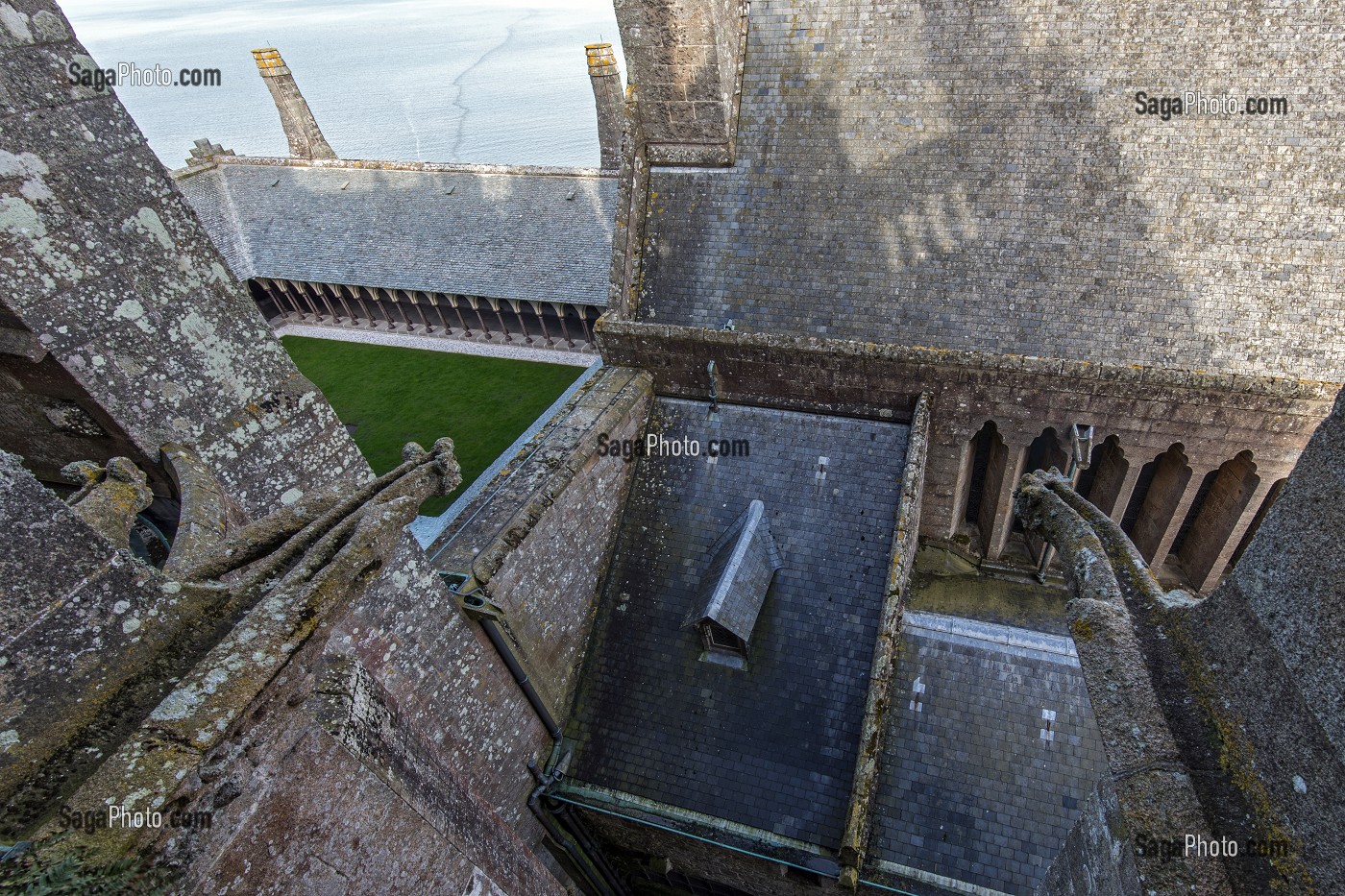 VUE SUE LE CLOITRE ET LE REFECTOIRE DEPUIS L'EXTERIEUR DU CHOEUR GOTHIQUE, ABBAYE DU MONT-SAINT-MICHEL (50), FRANCE 