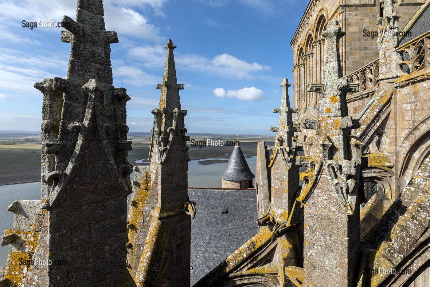 LES ARCS-BOUTANTS ET PINACLES, CHENEAU DU CHOEUR GOTHIQUE, ABBAYE DU MONT-SAINT-MICHEL (50), FRANCE 