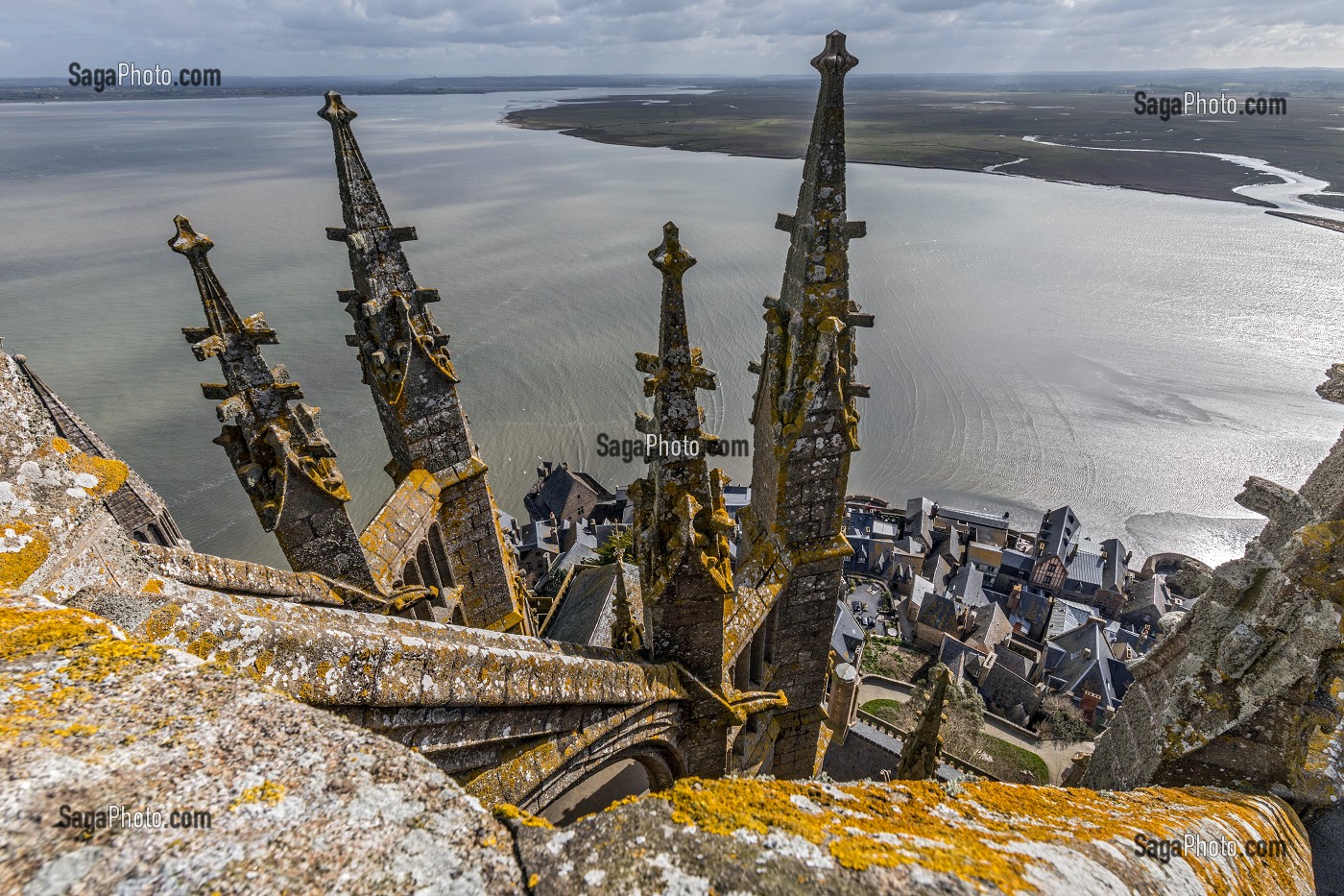 PINACLES DU CHOEUR GOTHIQUE AVEC VUE SUR LA BAIE, ABBAYE DU MONT-SAINT-MICHEL (50), FRANCE 