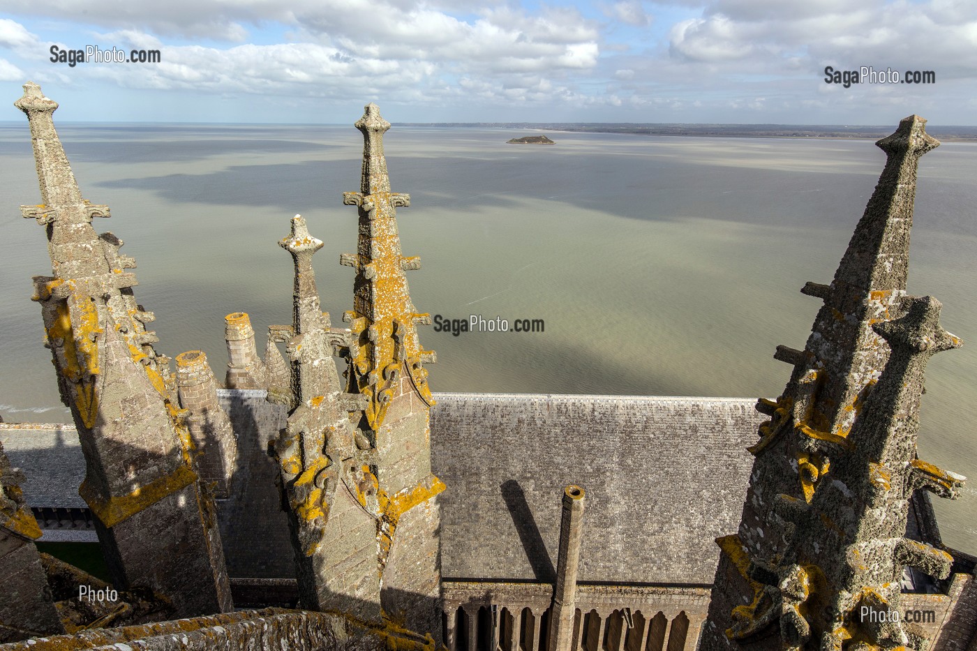 PINACLES DU CHOEUR GOTHIQUE AVEC VUE SUR LA BAIE, ABBAYE DU MONT-SAINT-MICHEL (50), FRANCE 