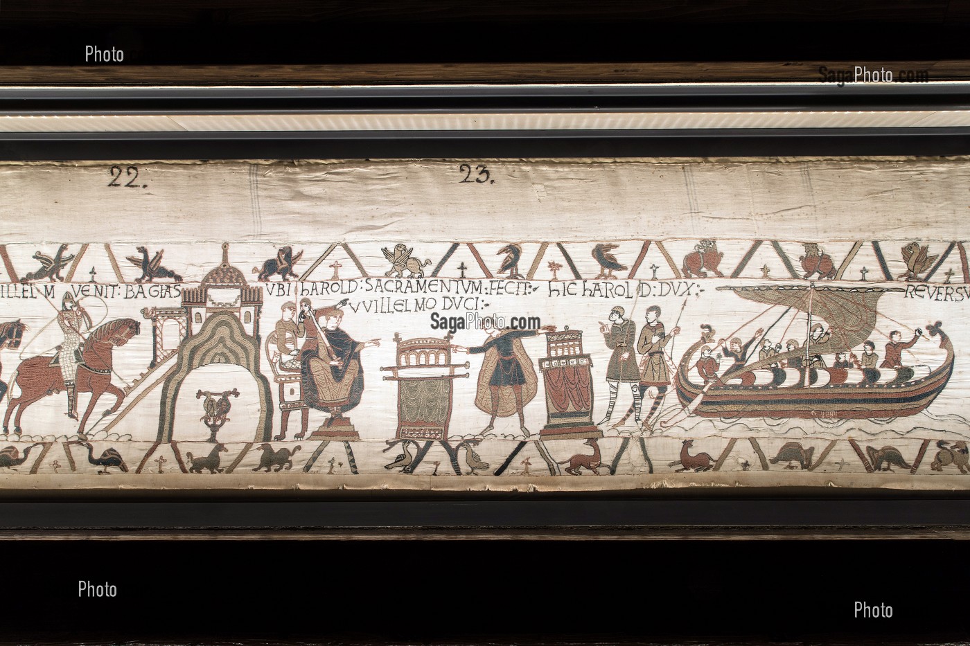 GUILLAUME EN TRONE A BAYEUX (BAGIAS) QUI FAIT PRETER SERMENT A HAROLD SUR LES RELIQUES PRECIEUSES DE SON ACCEPTATION DU TRONE AVANT DE RETOURNER EN ANGLETERRE, TAPISSERIE DE BAYEUX  DE 1077 INSCRITE AU REGISTRE MEMOIRE DU MONDE PAR L'UNESCO, FRANCE 
