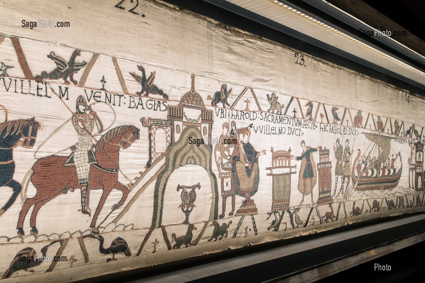 GUILLAUME EN TRONE A BAYEUX (BAGIAS) QUI FAIT PRETER SERMENT A HAROLD SUR LES RELIQUES PRECIEUSES DE SON ACCEPTATION DU TRONE AVANT DE RETOURNER EN ANGLETERRE, TAPISSERIE DE BAYEUX  DE 1077 INSCRITE AU REGISTRE MEMOIRE DU MONDE PAR L'UNESCO, FRANCE 