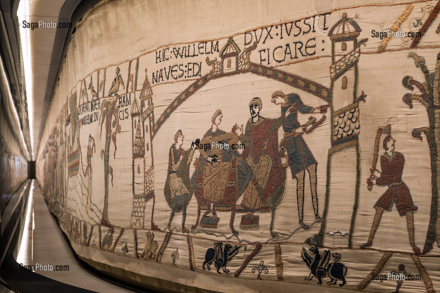 WILLIAM INFORME LE PAPE DE LA PARJURE DE HAROLD ET FAIT CONSTRUIRE 700 NAVIRES, TAPISSERIE DE BAYEUX  DE 1077 INSCRITE AU REGISTRE MEMOIRE DU MONDE PAR L'UNESCO, FRANCE 