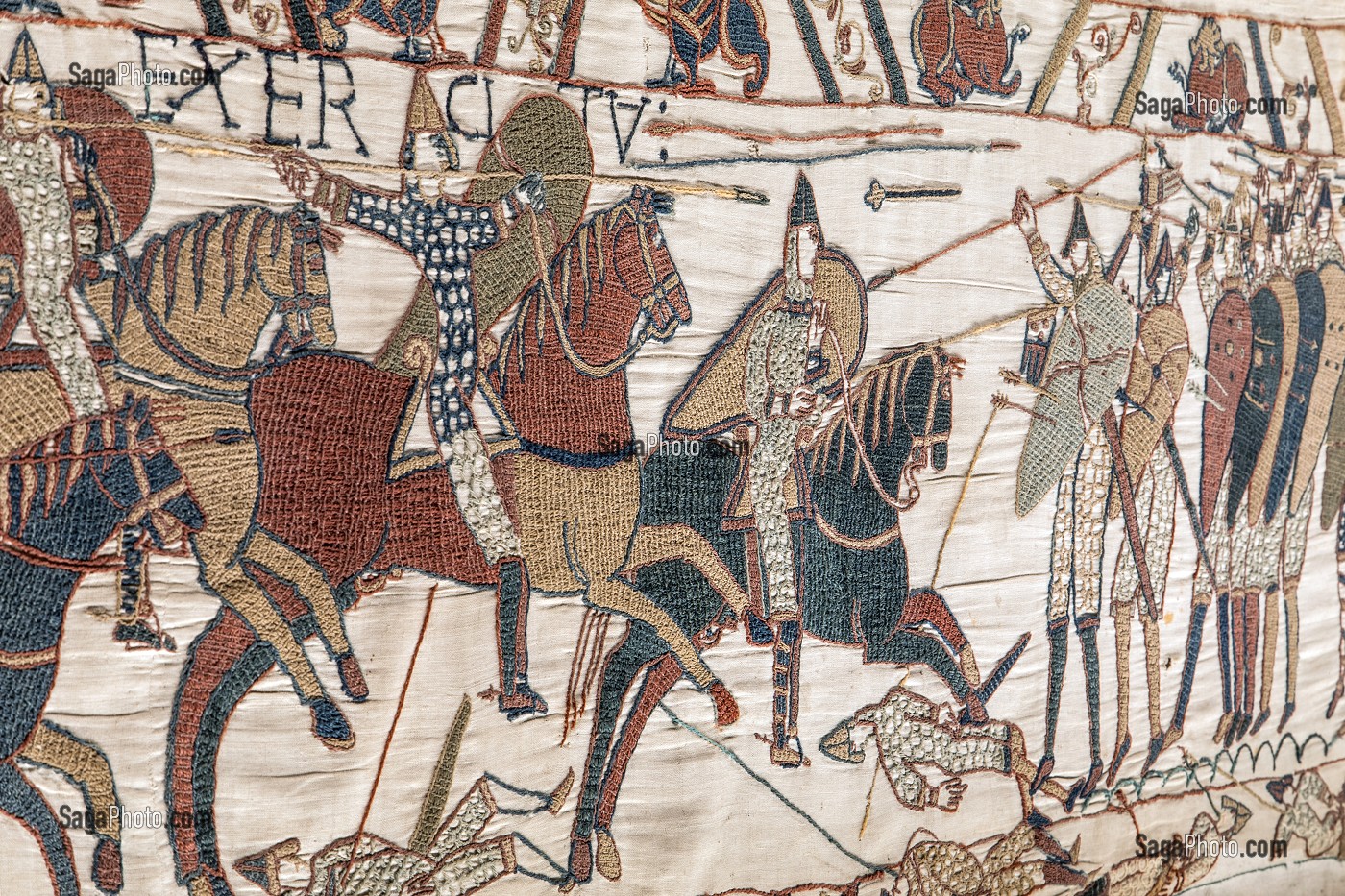 DETAIL DE LA SANGLANTE BATAILLE D'HASTINGS (ARCHERS ANGLAIS CONTRE CAVALIERS NORMANDS), TAPISSERIE DE BAYEUX  DE 1077 INSCRITE AU REGISTRE MEMOIRE DU MONDE PAR L'UNESCO, FRANCE 