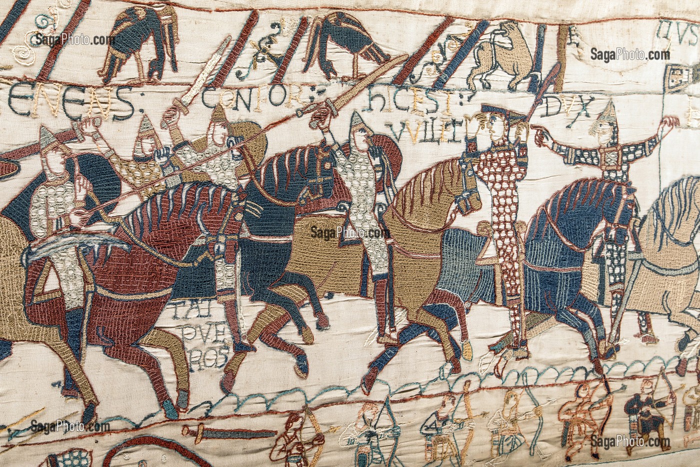 GUILLAUME RELEVE SON MASQUE POUR PROUVER A SES TROUPES QU'IL EST TOUJOURS EN VIE, DETAIL DE LA BATAILLE D'HASTINGS, TAPISSERIE DE BAYEUX  DE 1077 INSCRITE AU REGISTRE MEMOIRE DU MONDE PAR L'UNESCO, FRANCE 