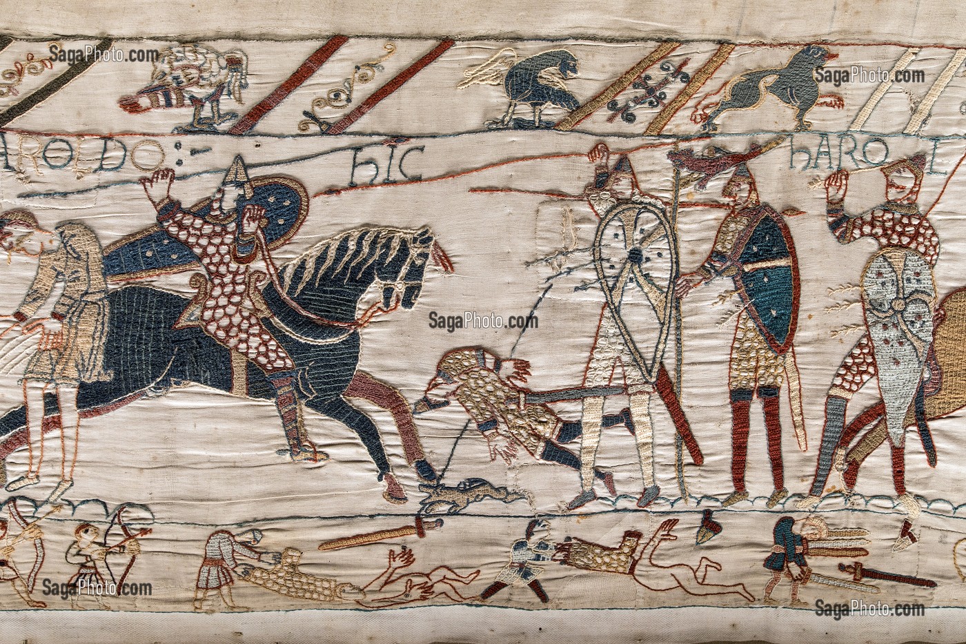 HAROLD EST TUE D'UNE FLECHE DANS L'OEIL A LA BATAILLE D'HASTINGS, TAPISSERIE DE BAYEUX  DE 1077 INSCRITE AU REGISTRE MEMOIRE DU MONDE PAR L'UNESCO, FRANCE 