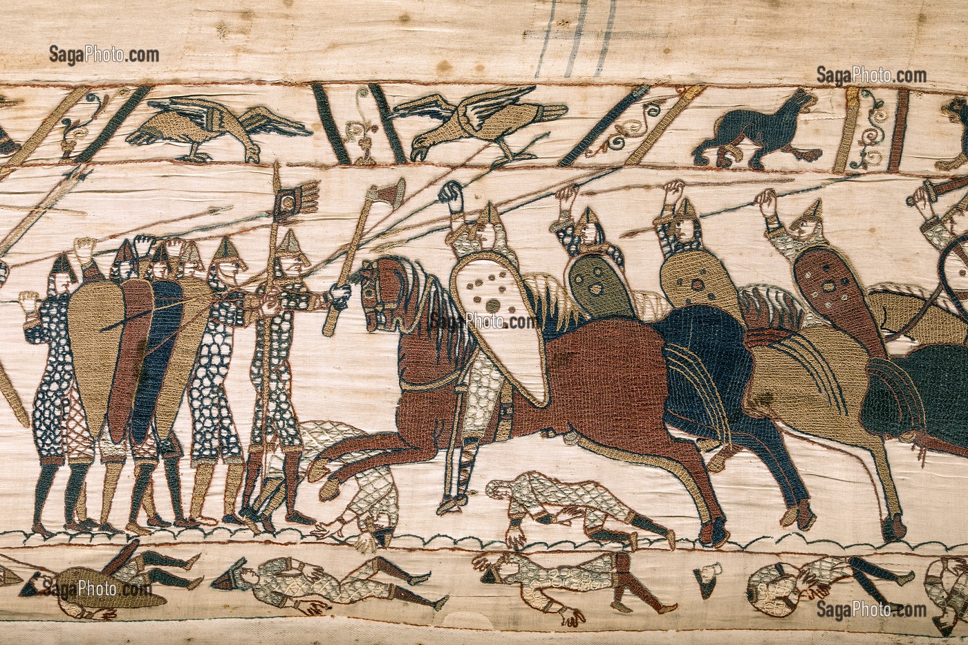 DETAIL DE LA SANGLANTE BATAILLE D'HASTINGS (ARCHERS ANGLAIS CONTRE CAVALIERS NORMANDS), TAPISSERIE DE BAYEUX  DE 1077 INSCRITE AU REGISTRE MEMOIRE DU MONDE PAR L'UNESCO, FRANCE 