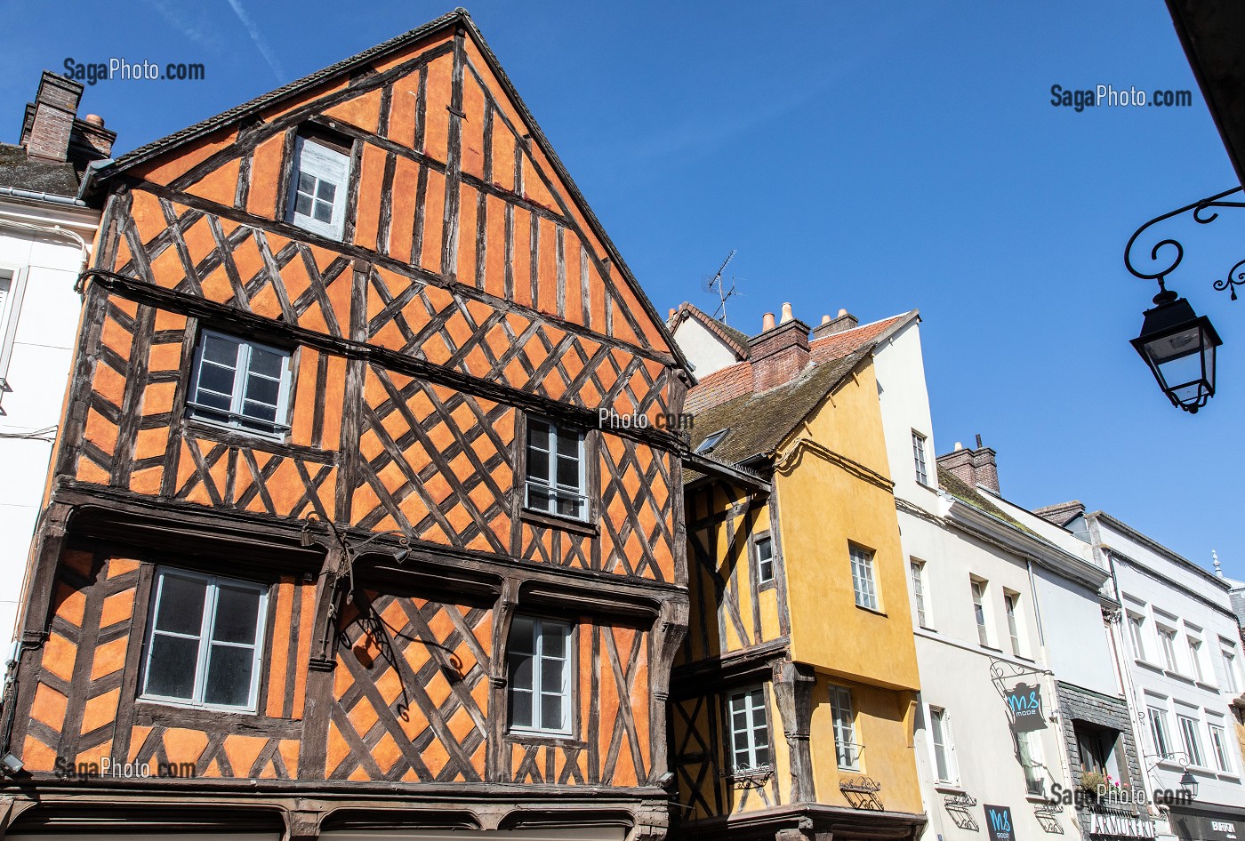 MAISONS A COLOMBAGES A ENCORBELLEMENT DU XV EME SIECLE, GRANDE RUE MAURICE-VIOLLETTE, VILLE DE DREUX, EURE-ET-LOIR (28), FRANCE 