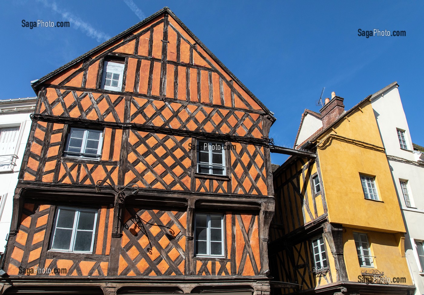 MAISONS A COLOMBAGES A ENCORBELLEMENT DU XV EME SIECLE, GRANDE RUE MAURICE-VIOLLETTE, VILLE DE DREUX, EURE-ET-LOIR (28), FRANCE 