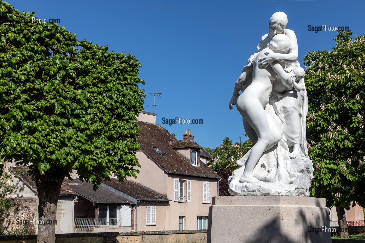 STATUE DE LA FILLE PRODIGUE DE RAOUL VERLET, 1910, SQUARE DE LA REPUBLIQUE, VILLE DE DREUX, EURE-ET-LOIR (28), FRANCE 