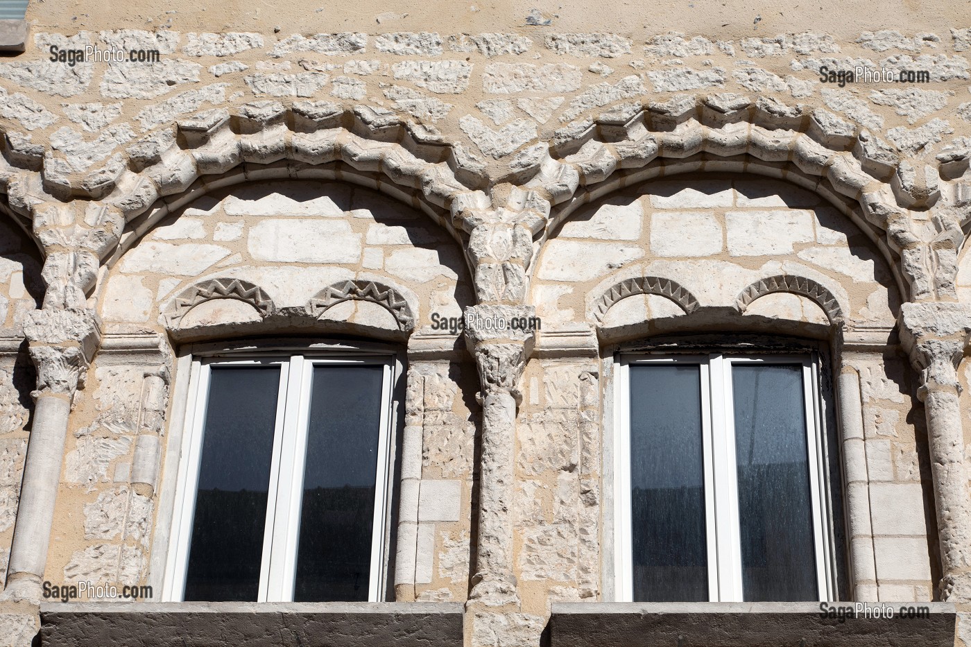 FENETRES DE LA MAISON ROMANE DU XII EME SIECLE, VILLE DE DREUX, EURE-ET-LOIR (28), FRANCE 