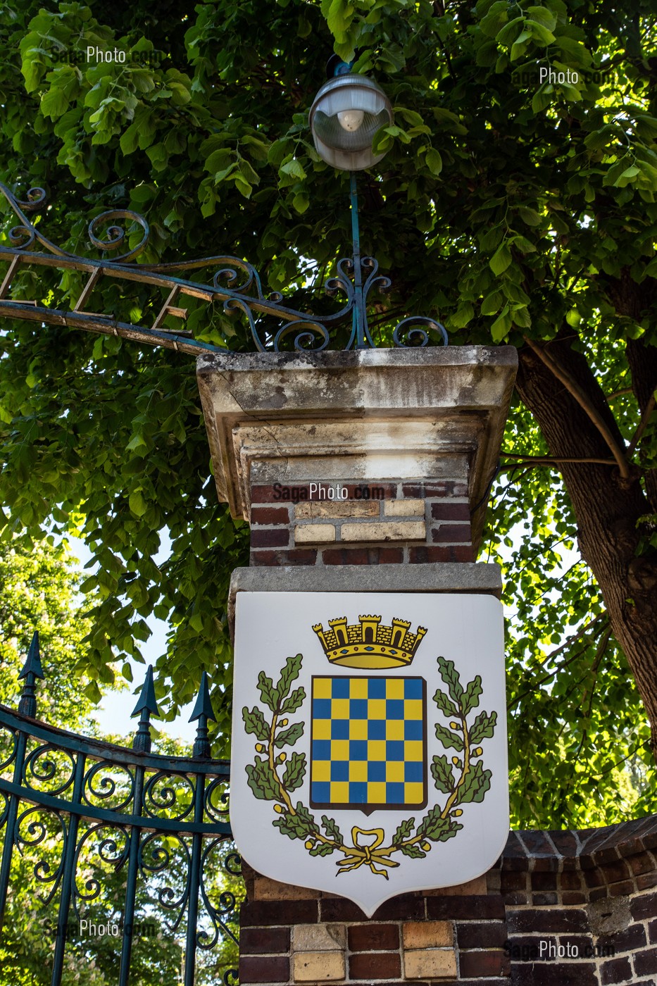 BLASON DE LA VILLE A L'ENTREE DU PARC DE LA MAIRIE, VILLE DE DREUX, EURE-ET-LOIR (28), FRANCE 