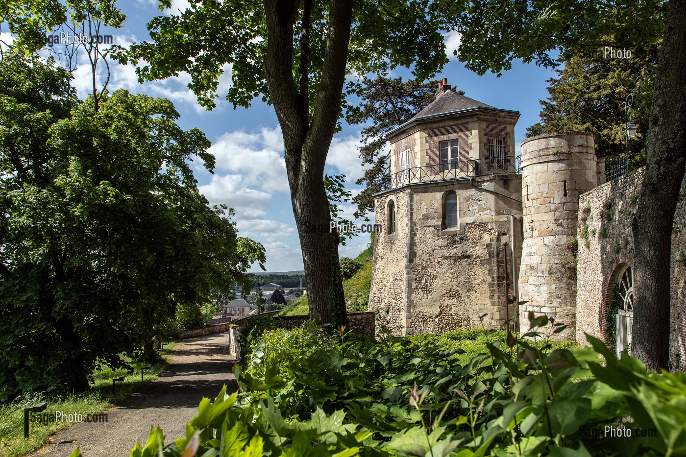ENTREE DE LA CHAPELLE ROYALE, CHEMIN DE RONDE MEDIEVAL AUTOUR DE L'ANCIEN CHATEAU, VILLE DE DREUX, EURE-ET-LOIR (28), FRANCE 