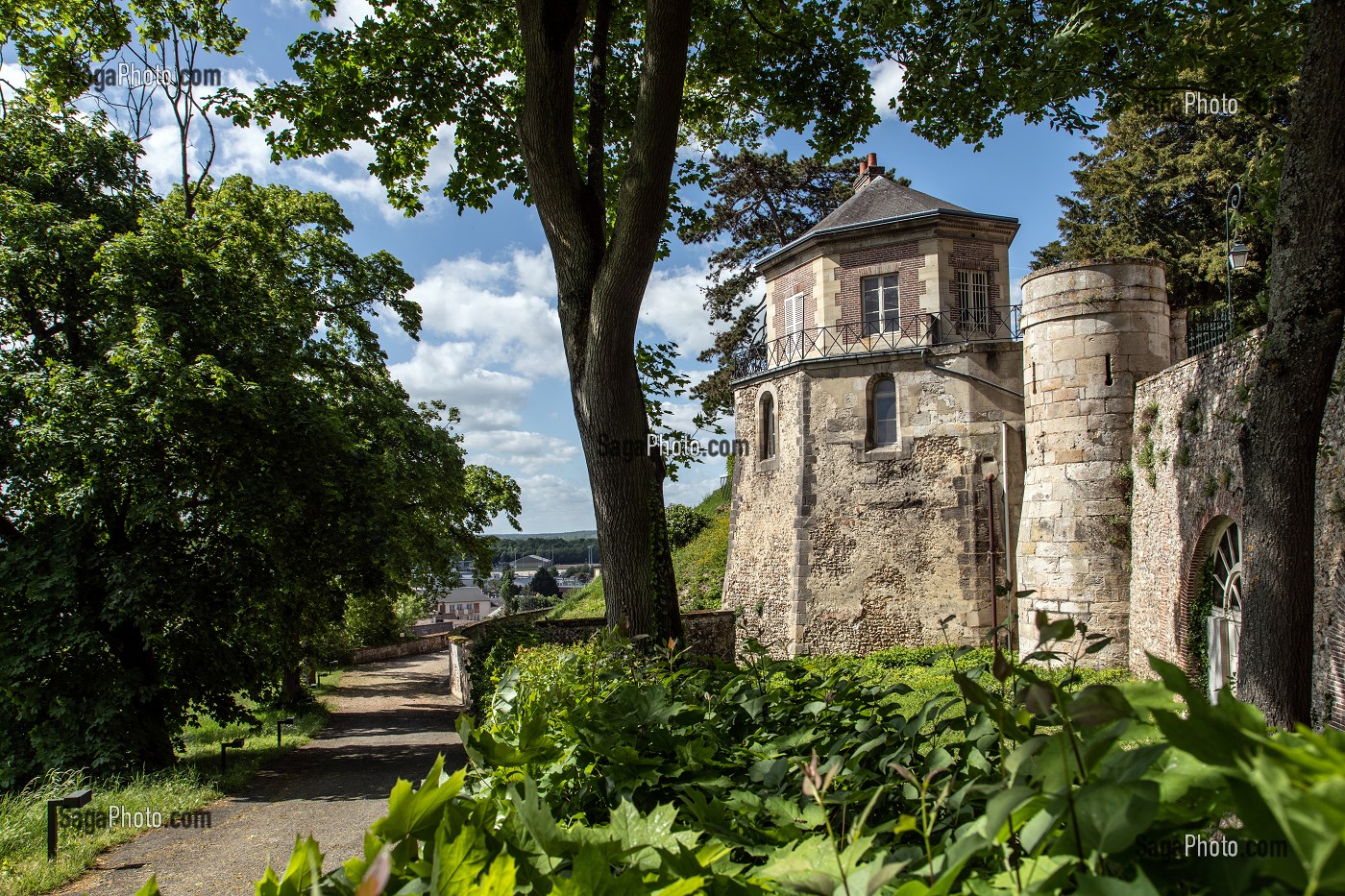 ENTREE DE LA CHAPELLE ROYALE, CHEMIN DE RONDE MEDIEVAL AUTOUR DE L'ANCIEN CHATEAU, VILLE DE DREUX, EURE-ET-LOIR (28), FRANCE 