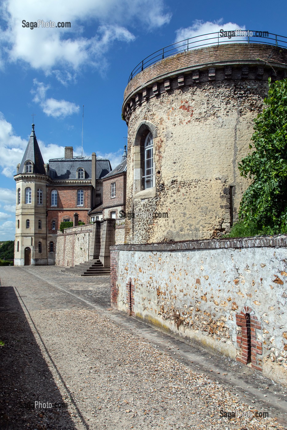 TOUR DU XVI EME SIECLE ET EDIFICE DU XIX EME SIECLE, CHEMIN DE RONDE MEDIEVAL AUTOUR DE L'ANCIEN CHATEAU, VILLE DE DREUX, EURE-ET-LOIR (28), FRANCE 