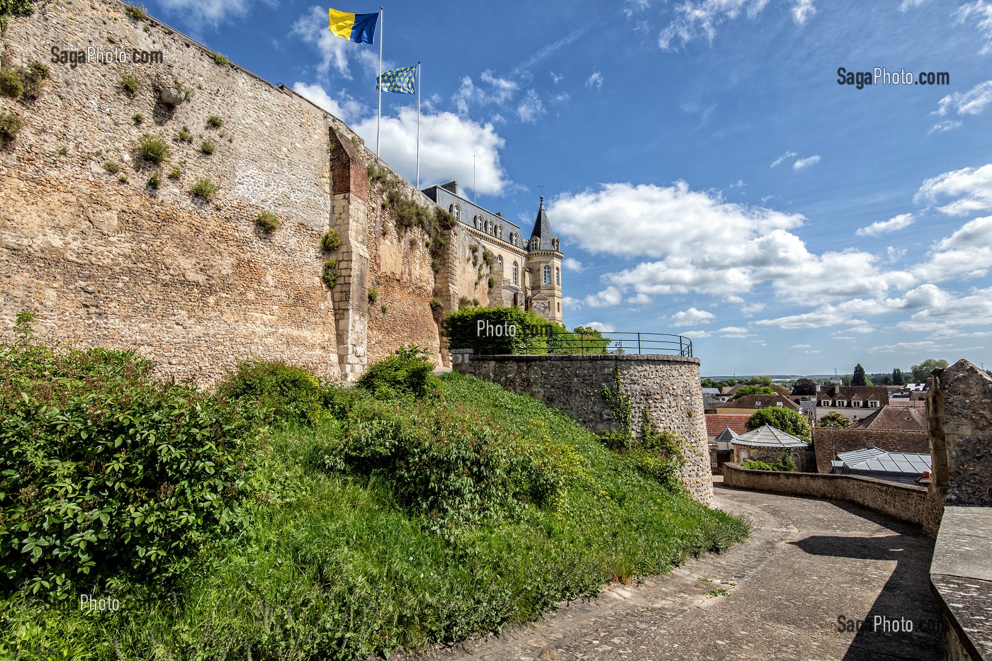 FORTIFICATIONS ET CHEMIN DE RONDE MEDIEVAL AUTOUR DE L'ANCIEN CHATEAU AVEC VUE SUR LA VILLE, VILLE DE DREUX, EURE-ET-LOIR (28), FRANCE 