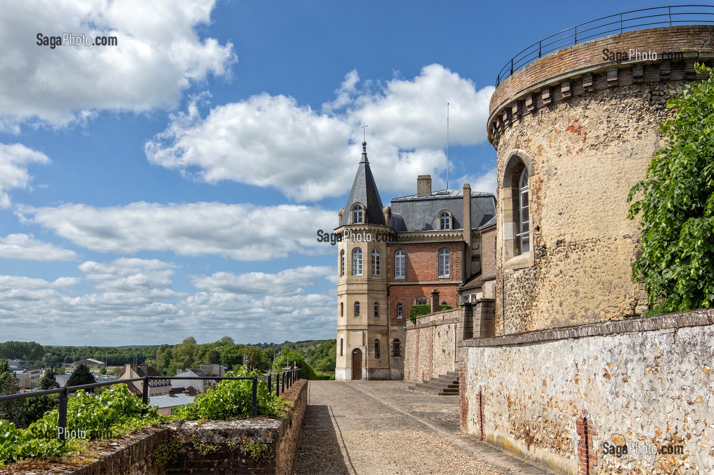 TOUR DU XVI EME SIECLE ET EDIFICE DU XIX EME SIECLE, CHEMIN DE RONDE MEDIEVAL AUTOUR DE L'ANCIEN CHATEAU, VILLE DE DREUX, EURE-ET-LOIR (28), FRANCE 