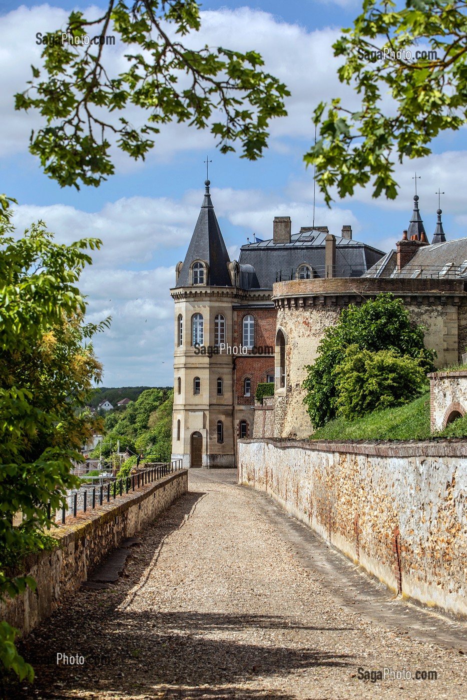 TOUR DU XVI EME SIECLE ET EDIFICE DU XIX EME SIECLE, CHEMIN DE RONDE MEDIEVAL AUTOUR DE L'ANCIEN CHATEAU, VILLE DE DREUX, EURE-ET-LOIR (28), FRANCE 