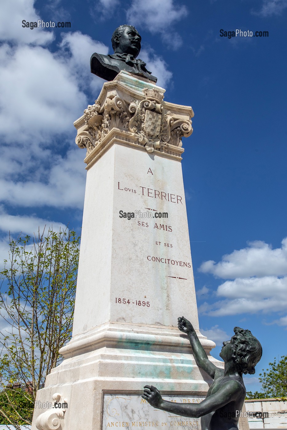 STATUE EN HOMMAGE A LOUIS TERRIER (1854-1895), EX MAIRE DE DREUX, PLACE DE LA GARE, VILLE DE DREUX, EURE-ET-LOIR (28), FRANCE 