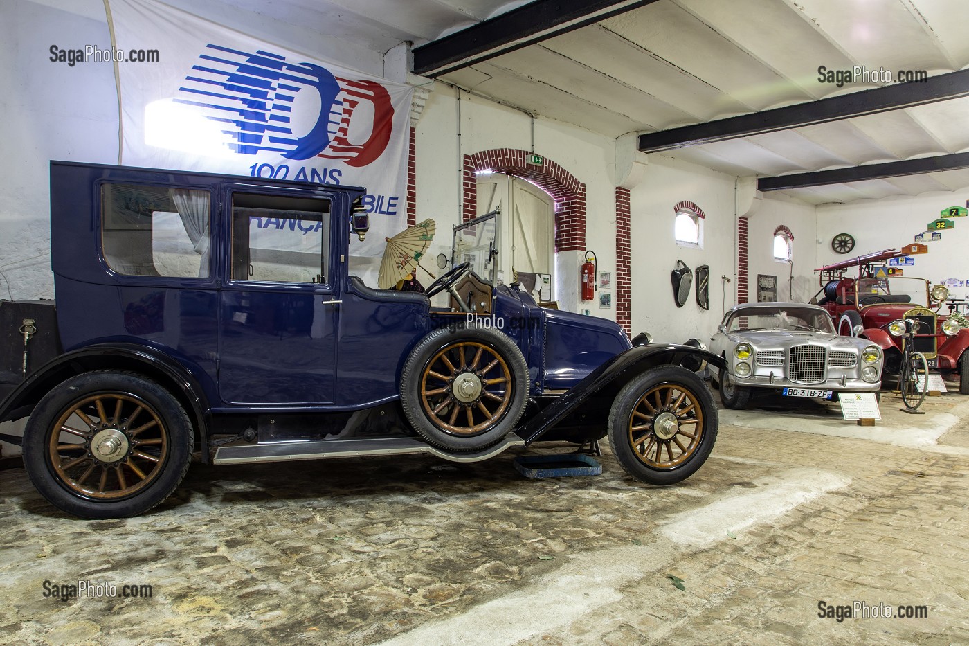 RENAULT JM DE 1920, COUPE CHAUFFEUR, ROUES BATON EN BOIS DE CHENE, MUSEE RETRO MOBILE DROUAIS, DREUX, EURE-ET-LOIR (28), FRANCE 