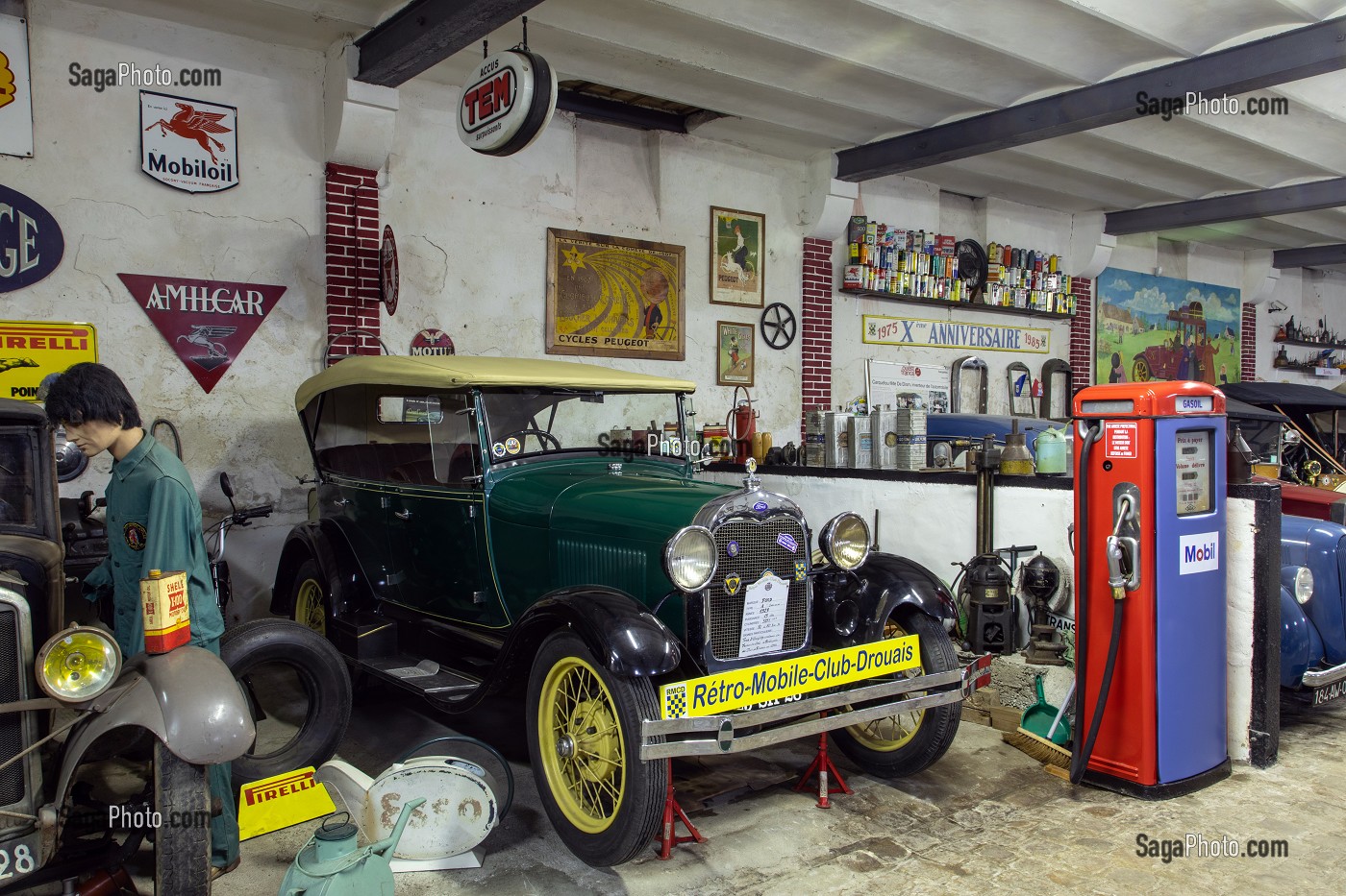 ATELIER DU GARAGE AVEC UNE FORD A II DE 1929, MUSEE RETRO MOBILE DROUAIS, DREUX, EURE-ET-LOIR (28), FRANCE 