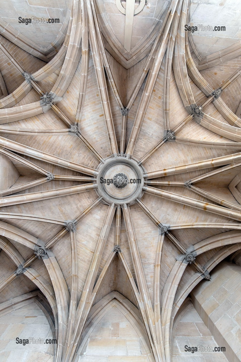 VOUTE DU PLAFOND DU DEUXIEME ETAGE AVEC UN OCULUS POUR LAISSER LA CLOCHE, BEFFROI, ANCIEN HOTEL DE VILLE DU XVI EME SIECLE FINI EN 1537, VILLE DE DREUX, EURE-ET-LOIR (28), FRANCE 