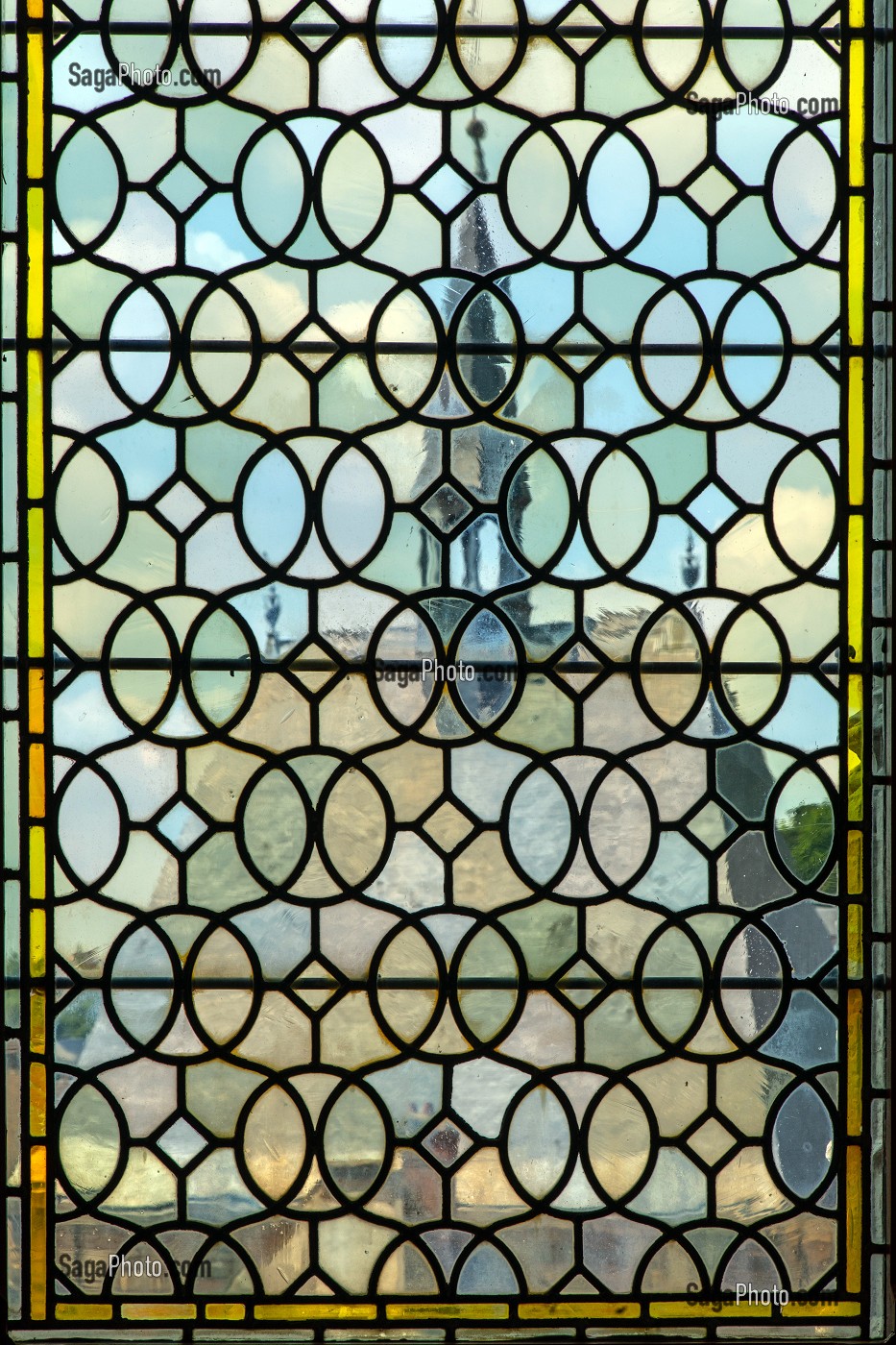 VITRE DU BEFFROI AVEC LE CLOCHER DE LA CHAPELLE DE L'HOTEL-DIEU, ANCIEN HOTEL DE VILLE DU XVI EME SIECLE FINI EN 1537, VILLE DE DREUX, EURE-ET-LOIR (28), FRANCE 