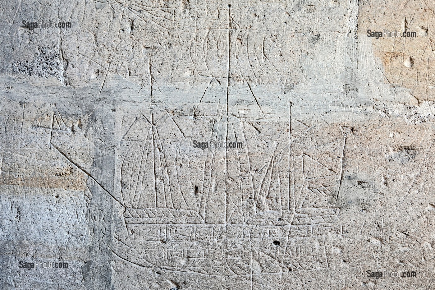 GRAFFITI ANCIEN D'UNE GRAVURE DE BATEAU REALISE PAR DES CHARPENTIER DE LA MARINE ROYALE, BEFFROI, ANCIEN HOTEL DE VILLE DU XVI EME SIECLE FINI EN 1537, VILLE DE DREUX, EURE-ET-LOIR (28), FRANCE 