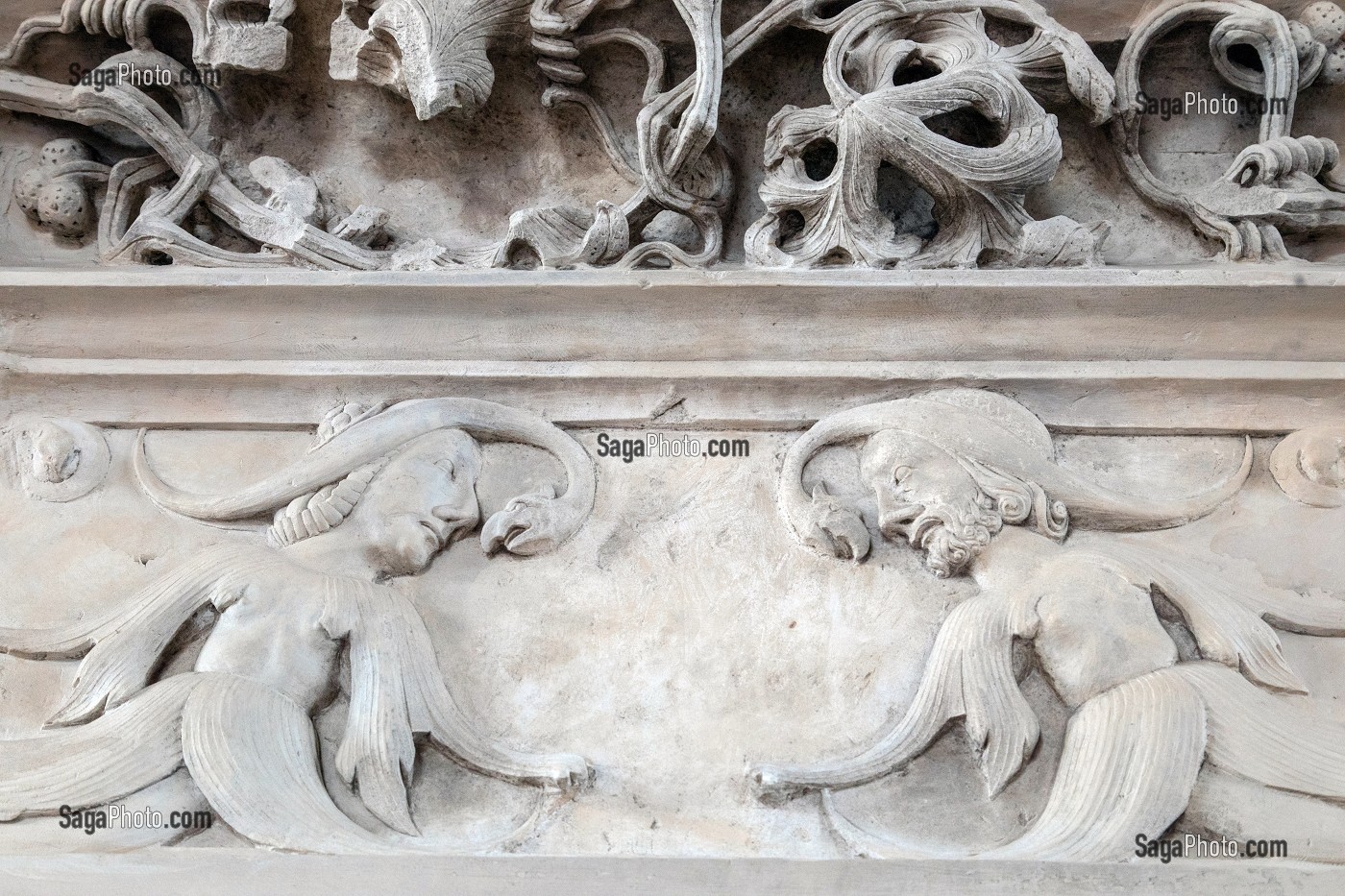 DETAIL DE LA CHEMINEE DU PREMIER ETAGE, ORNEMENT RENAISSANCE AVEC DES ANIMAUX ETRANGES ET TETES GROTESQUES ILLUSTRANT LA DECOUVERTE DU NOUVEAU MONDE, BEFFROI, ANCIEN HOTEL DE VILLE DU XVI EME SIECLE, DREUX, EURE-ET-LOIR, FRANCE 