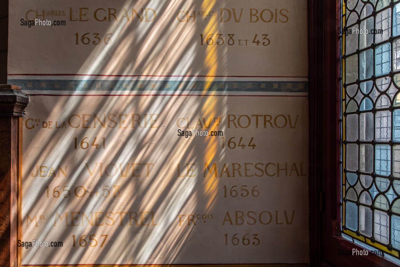 REFLET DES VITRAUX SUR LES NOMS DES COMTES DE DREUX SUR LES MURS DANS LA GRANDE SALLE DU REZ-DE-CHAUSSEE, BEFFROI, ANCIEN HOTEL DE VILLE DU XVI EME SIECLE FINI EN 1537, VILLE DE DREUX, EURE-ET-LOIR (28), FRANCE 