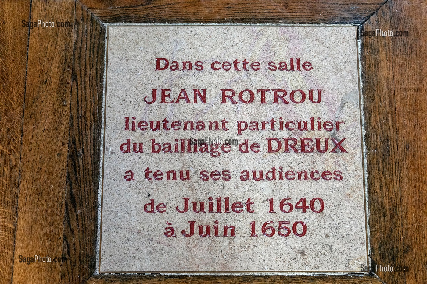 PLAQUE ILLUSTRANT LE PASSAGE DE JEAN DE ROTROU COMME LIEUTENANT PARTICULIER DU BAILLAGE DE DREUX POUR RENDRE LA JUSTICE, BEFFROI, ANCIEN HOTEL DE VILLE DU XVI EME SIECLE FINI EN 1537, VILLE DE DREUX, EURE-ET-LOIR (28), FRANCE 