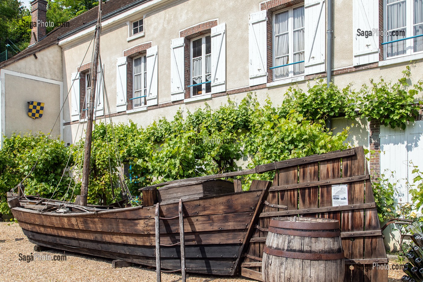 CABOTIERE SAINT-THIBAULT, REPRODUCTION D'UN BATEAU A FOND PLAT POUR LA NAVIGATION SUR LA BLAISE EN DIRECTION DE PARIS POUR L'EXPEDITION DU VIN ET DES CEREALES, ECOMUSEE DES VIGNERONS ET ARTISANS DROUAIS, FLORA GALLICA, DREUX, EURE-ET-LOIR (28), FRANCE 