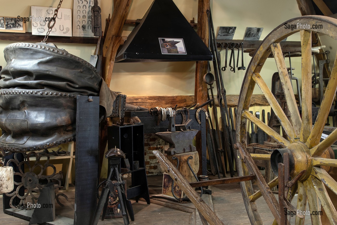 ATELIER DU FORGERON (SOUFFLET, FORGE ET CHARRETTE), ECOMUSEE DES VIGNERONS ET ARTISANS DROUAIS, FLORA GALLICA, DREUX, EURE-ET-LOIR (28), FRANCE 