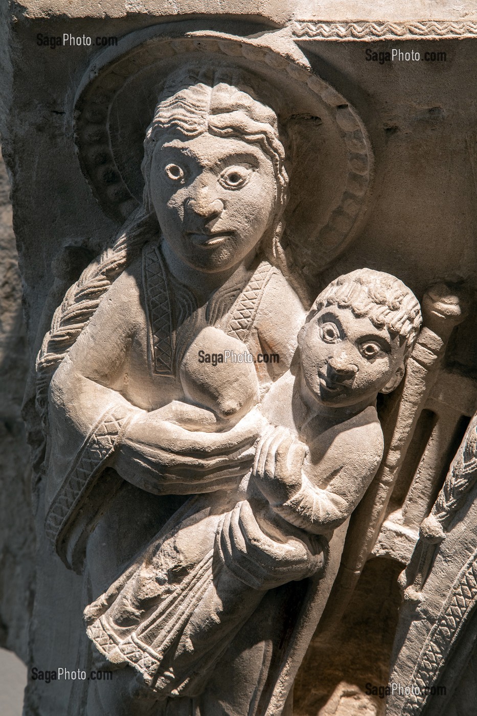 L’ADORATION DES MAGES. LA VIERGE ALLAITANT, CHAPITEAU DE LA COLLEGIALE SAINT-ETIENNE, XIIE SIECLE, CALCAIRE DE VERNON, MUSEE D'ART ET D'HISTOIRE, DREUX, EURE-ET-LOIR, FRANCE, MENTION OBLIGATOIRE : MUSEE D'ART ET D'HISTOIRE, DREUX 