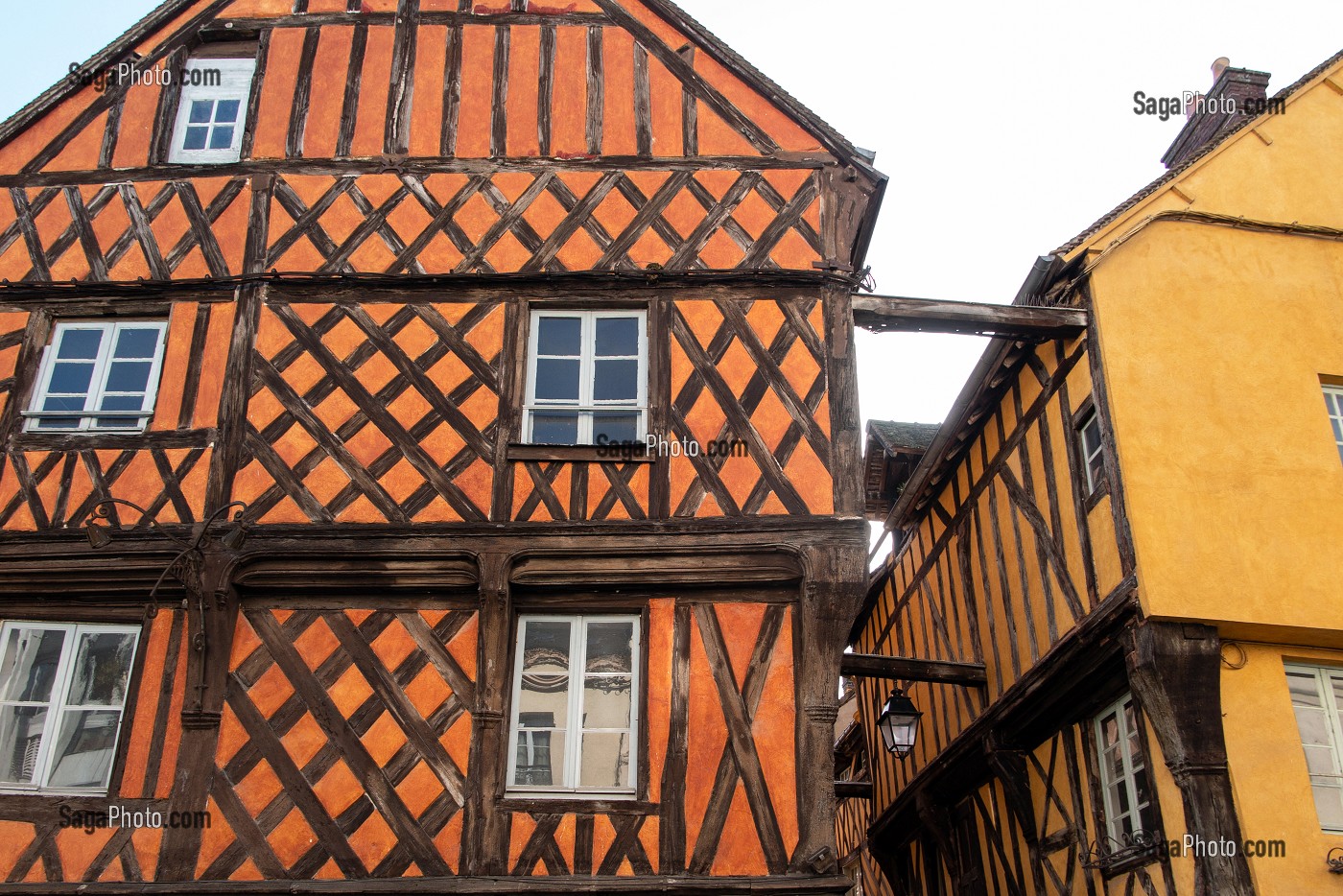 MAISONS A COLOMBAGES A ENCORBELLEMENT DU XV EME SIECLE, 27, GRANDE RUE MAURICE-VIOLLETTE, VILLE DE DREUX, EURE-ET-LOIR (28), FRANCE 