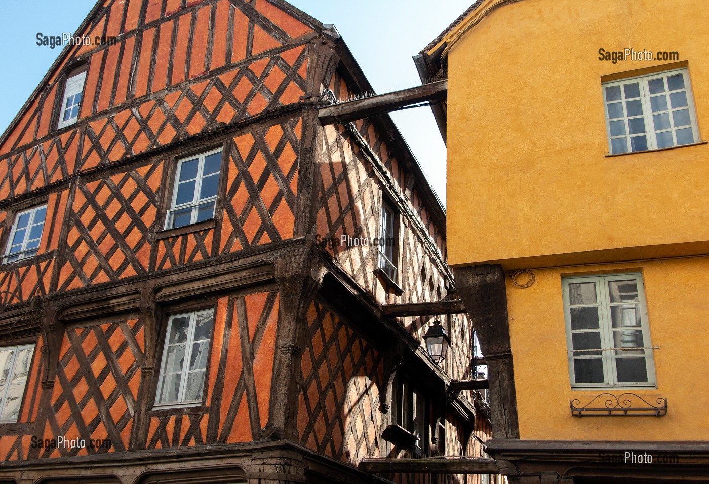 MAISONS A COLOMBAGES A ENCORBELLEMENT DU XV EME SIECLE, 27, GRANDE RUE MAURICE-VIOLLETTE, VILLE DE DREUX, EURE-ET-LOIR (28), FRANCE 