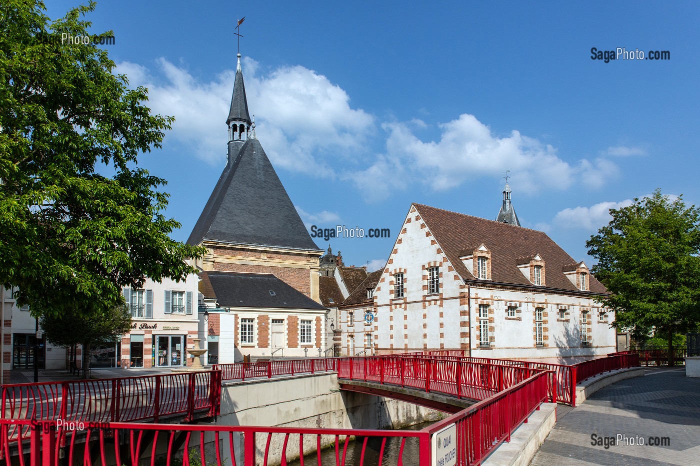 ANCIEN HOTEL-DIEU ET SA CHAPELLE DEVENU OFFICE DE TOURISME ET SALLE D'EXPOSITION, VILLE DE DREUX, EURE-ET-LOIR (28), FRANCE 