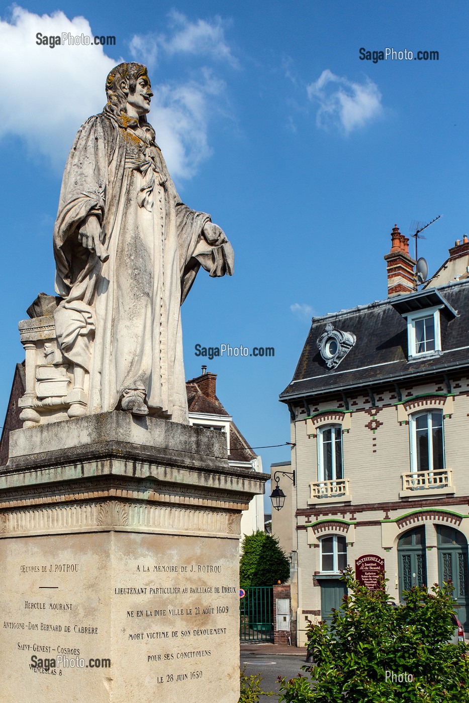 STATUE DE JEAN ROTROU (1609-1650), CELEBRE DRAMATURGE ET POETE, MORT DE LA PESTE VICTIME DE SON DEVOUEMENT POUR SES CONCITOYENS, PLACE ROTROU, VILLE DE DREUX, EURE-ET-LOIR (28), FRANCE 