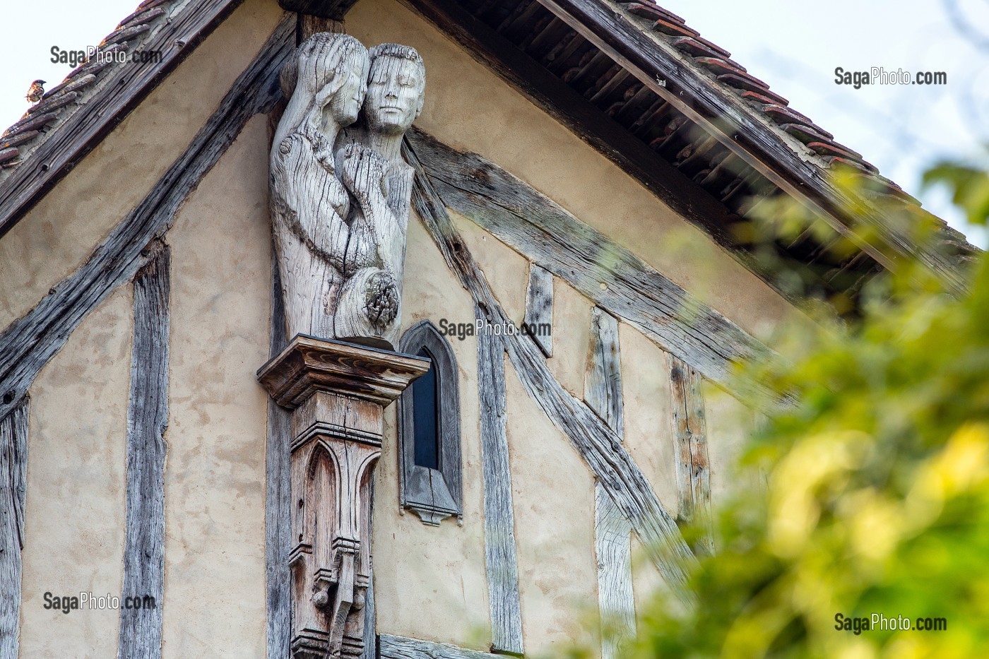 SCULPTURE EN BOIS PEINT D'UN COUPLE SE TENANT LA MAIN, RUE DU MUR, VILLE DE DREUX, EURE-ET-LOIR (28), FRANCE 