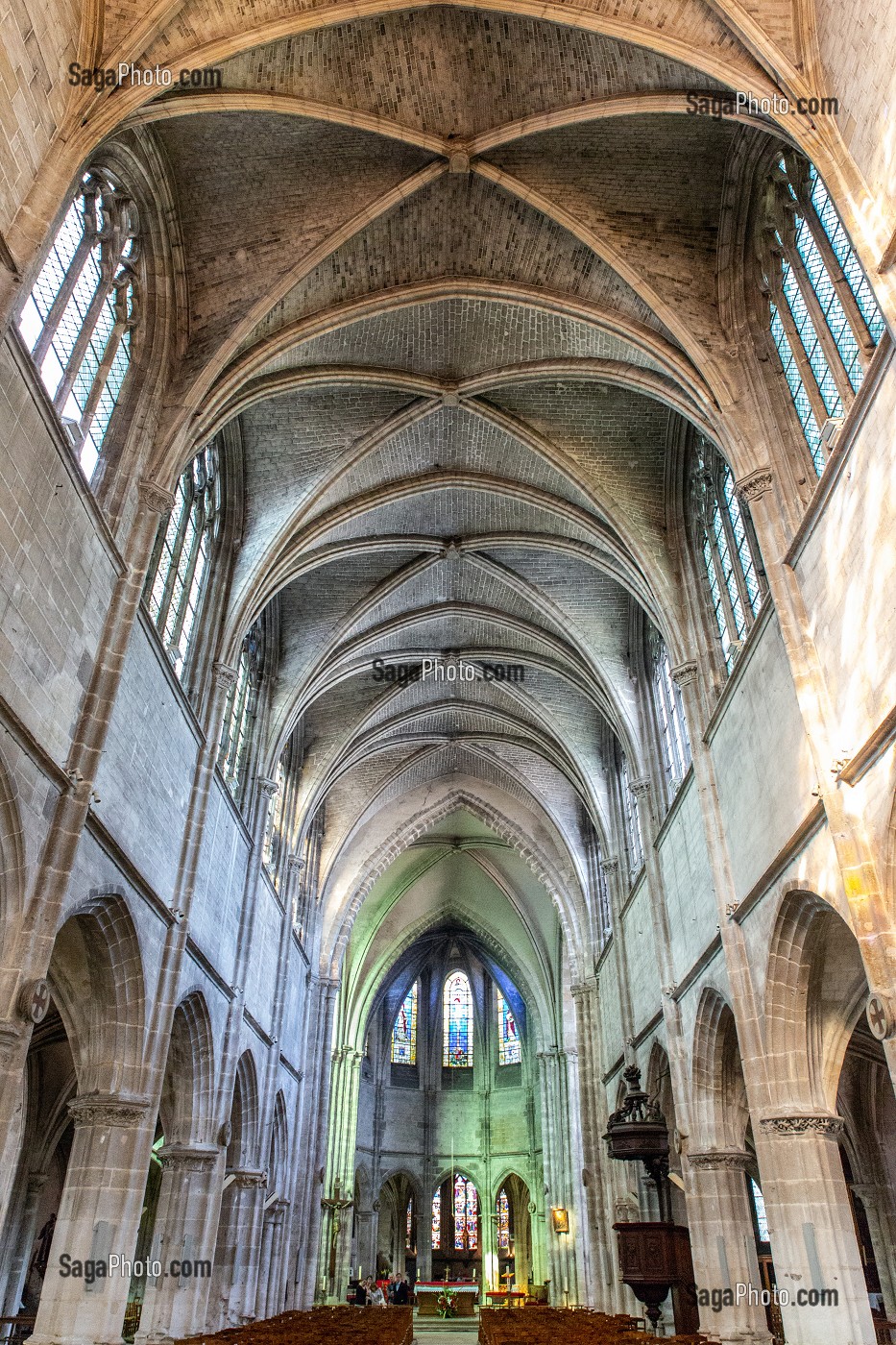 LA NEF DE L'EGLISE SAINT-PIERRE SUR LA PLACE METEZEAU, VILLE DE DREUX, EURE-ET-LOIR (28), FRANCE 