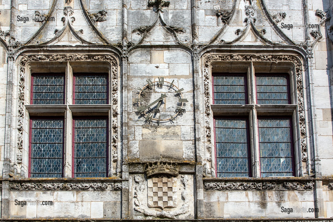 BLASON DE LA VILLE ET HORLOGE DU BEFFROI, ANCIEN HOTEL DE VILLE DU XVI EME SIECLE FINI EN 1537, VILLE DE DREUX, EURE-ET-LOIR (28), FRANCE 