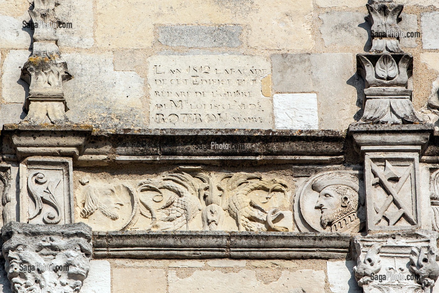 PORTRAITS DE LOUIS VII ET DE FRANCOIS 1ER SCULPTES SUR LA FRISE DES FENETRES DEUXIEME ETAGE, BEFFROI, ANCIEN HOTEL DE VILLE DU XVI EME SIECLE FINI EN 1537, VILLE DE DREUX, EURE-ET-LOIR (28), FRANCE 