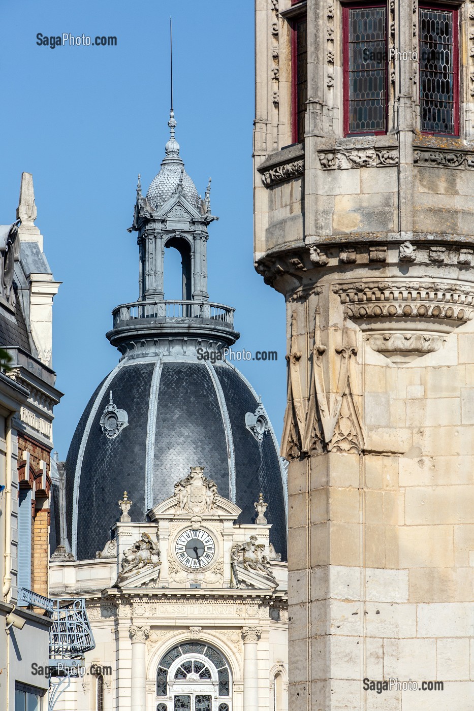 HOTEL DE LA CAISSE D'EPARGNE DE LA FIN DU XIX EME SIECLE DERRIERE LE BEFFROI DU XVI EME SIECLE, VILLE DE DREUX, EURE-ET-LOIR (28), FRANCE 