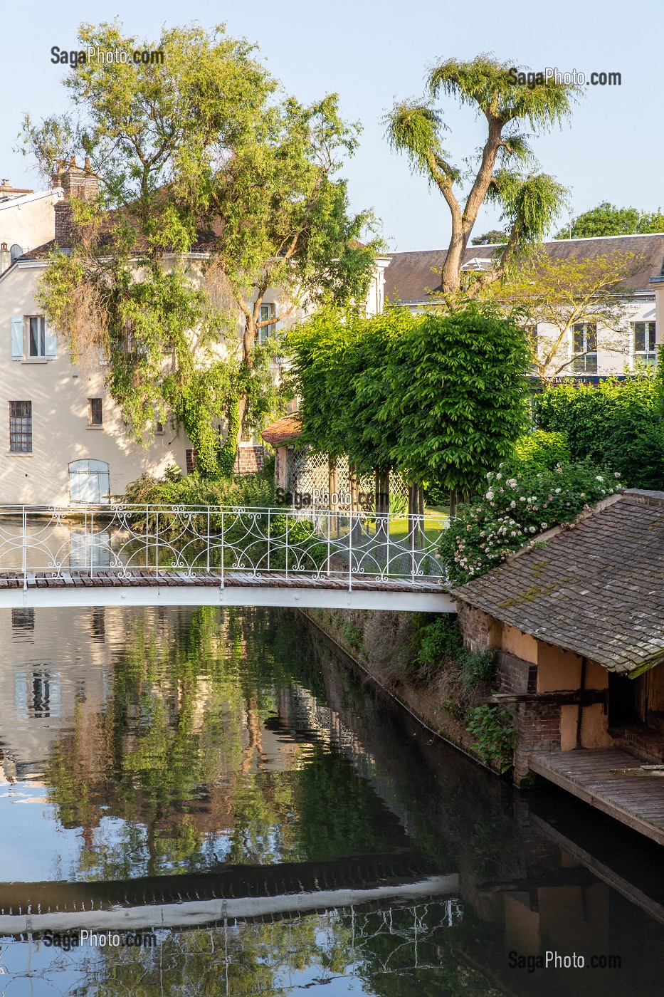 LAVOIR SUR LE BRAS DEFENSIF DE LA BLAISE AU NIVEAU DE LA TOURELLE HENNEQUIN, ANCIENNE PORTE D'ENTREE DE LA VILLE, DREUX, EURE-ET-LOIR (28), FRANCE 